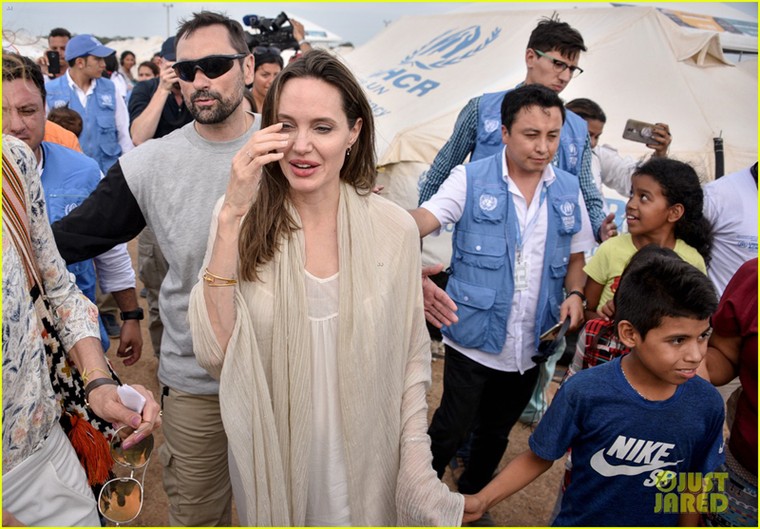 Angelina Jolie thanh lịch, vui vẻ dạo phố cùng các con ảnh 7