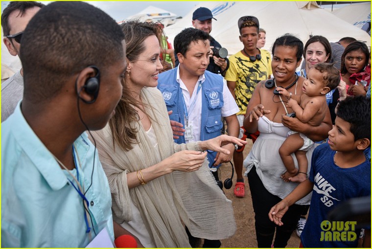 Angelina Jolie thanh lịch, vui vẻ dạo phố cùng các con ảnh 8