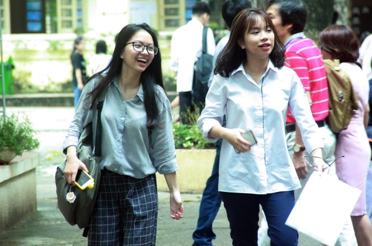 Rạng rỡ nụ cười sĩ tử buổi thi cuối ảnh 1