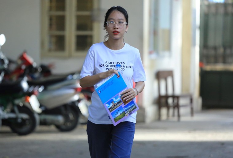 Rạng rỡ nụ cười sĩ tử buổi thi cuối ảnh 7