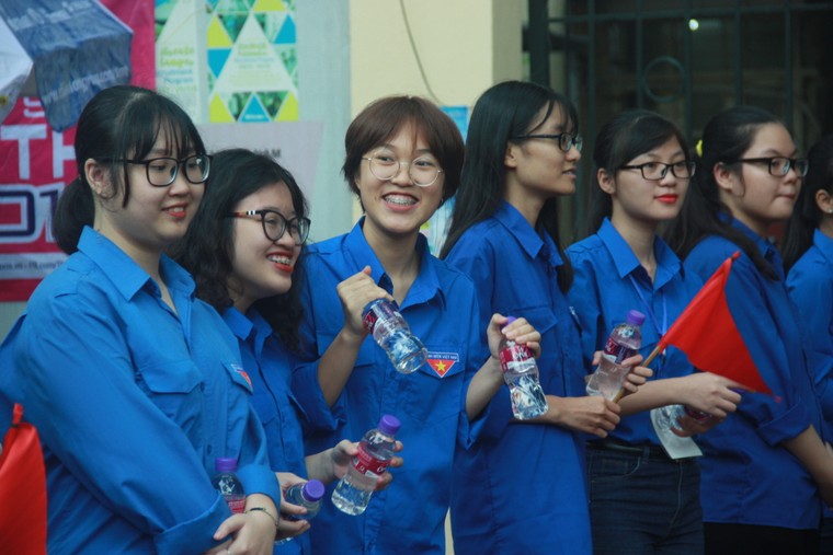 Rạng rỡ nụ cười sĩ tử buổi thi cuối ảnh 8