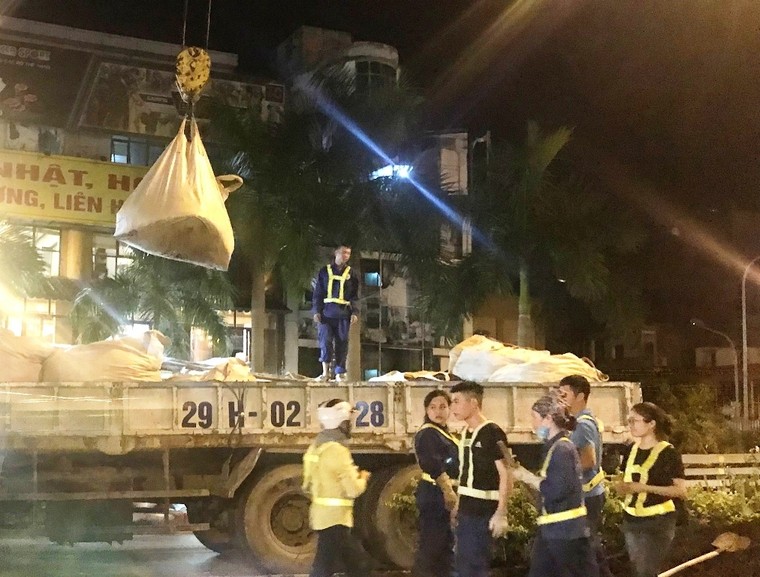 Hà Nội: Công nhân trồng hoa giữa đêm để... trốn nắng nóng ảnh 1