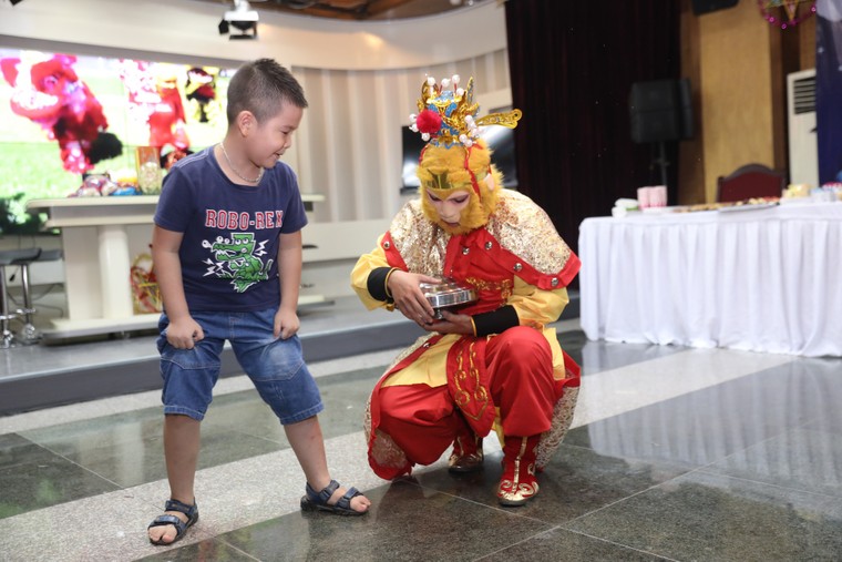 Chạy 'show' chú Cuội, chị Hằng kiếm vài chục triệu/tháng ảnh 1