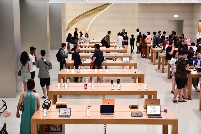 Dân 'săn' iPhone 11 khắp châu Á đổ về Singapore chực chờ trước cửa Apple Store ảnh 1