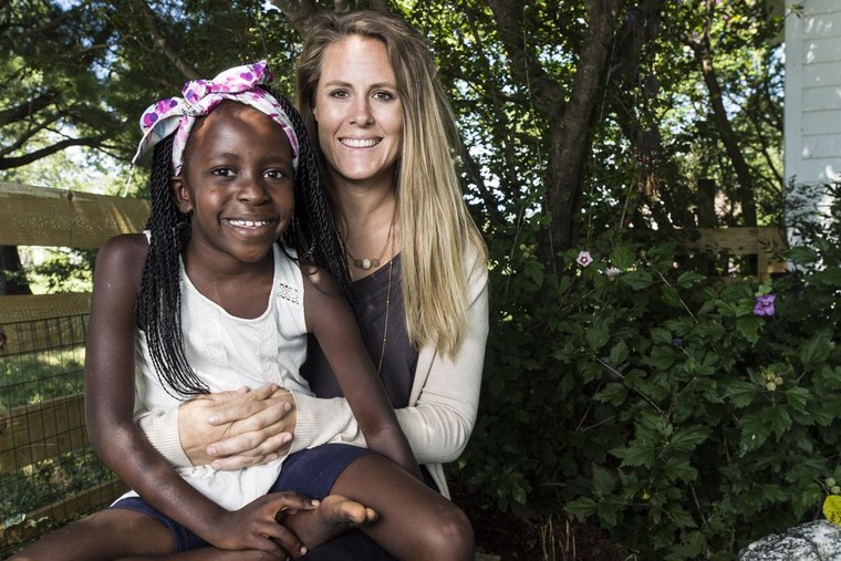 Những người da trắng đóng vai ‘chúa cứu thế’ ở châu Phi ảnh 1