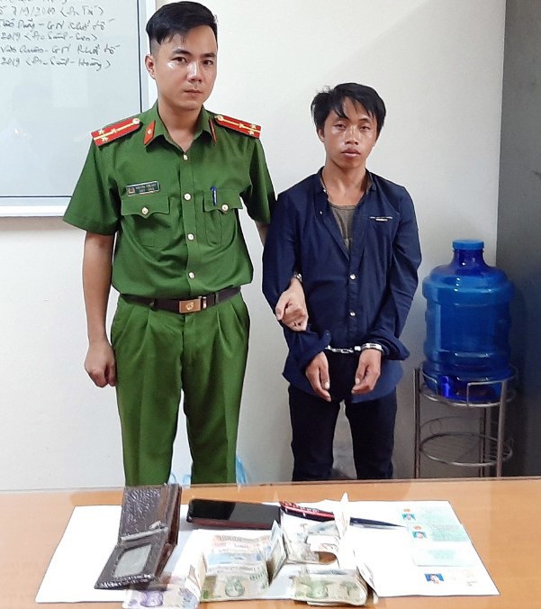 Hàng chục cảnh sát vây bắt nghi phạm cuồng sát vợ ảnh 1