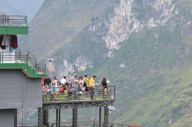 Mã Pì Lèng Panorama bất ngờ phủ sơn màu xanh lá ảnh 1