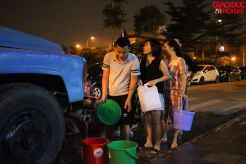Người dân Hà Nội xếp hàng nhận nước sạch trong đêm ảnh 3