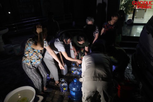 Người dân Hà Nội xếp hàng nhận nước sạch trong đêm ảnh 5