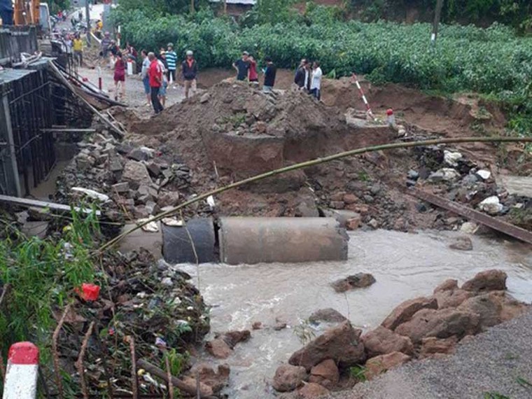 Nhiều tỉnh miền Trung xác xơ sau bão số 5 ảnh 1