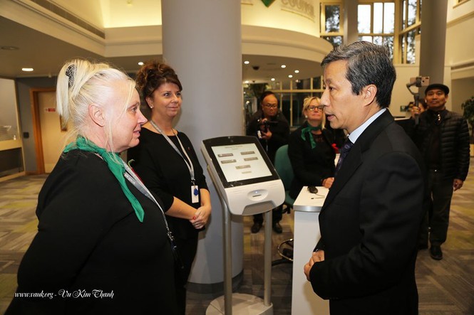 Đại sứ Việt Nam tại Anh đặt hoa tưởng niệm 39 người chết trên xe tải ảnh 2