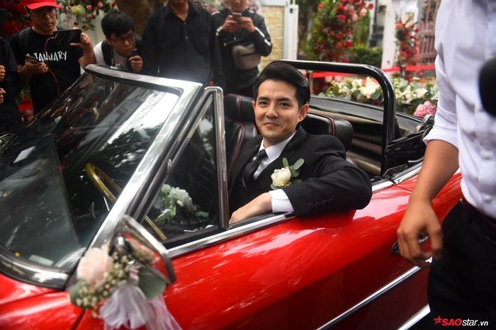 Ông Cao Thắng đến rước cô dâu Đông Nhi bằng xe sang ảnh 6