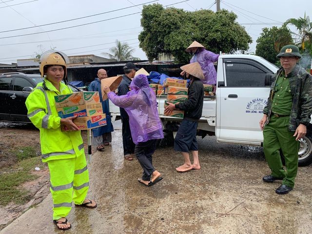 Mưa lũ khiến hàng trăm nhà dân ngập nặng, học sinh nhiều nơi nghỉ học ảnh 1
