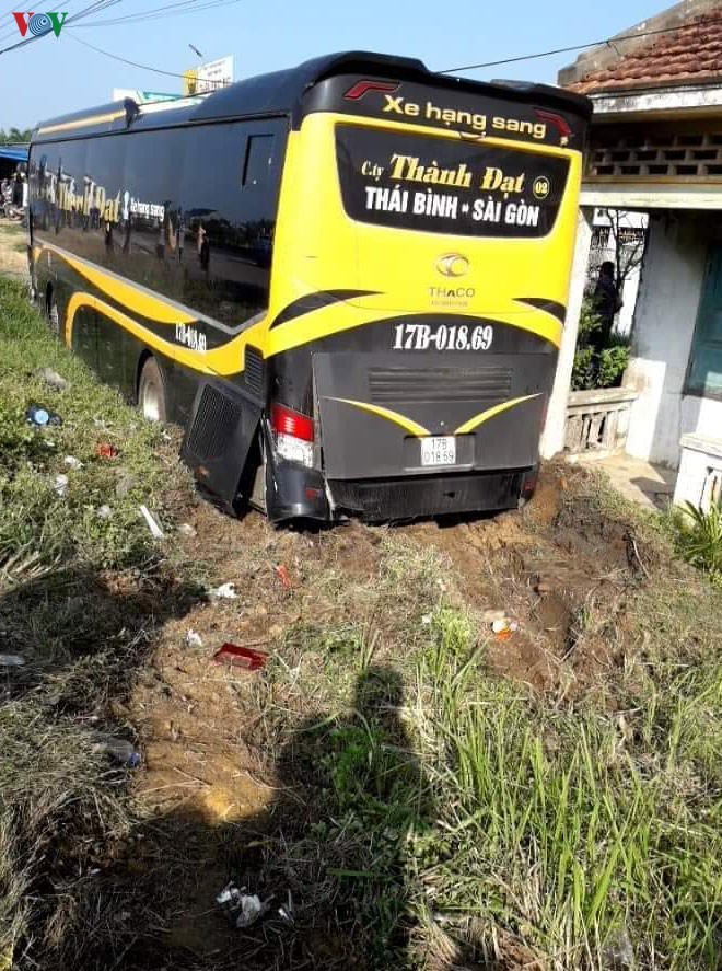 Xe khách tông liên tiếp 3 xe máy rồi lao sát mép nhà dân ảnh 1