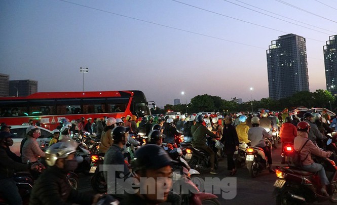 Các ngả đường về Mỹ Đình 'tê liệt' trước trận Việt Nam vs Thái Lan ảnh 4