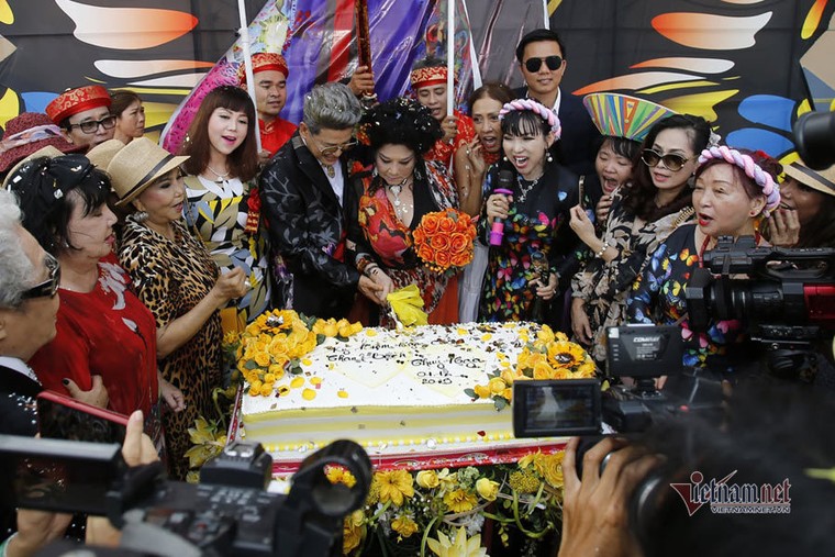 Thúy Nga diện áo dài 5m trong đám cưới lần thứ 10 với Thanh Bạch ảnh 2