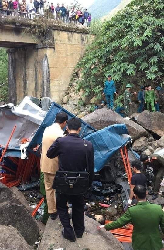 Xe tải lao xuống vực, 3 người tử vong ảnh 1