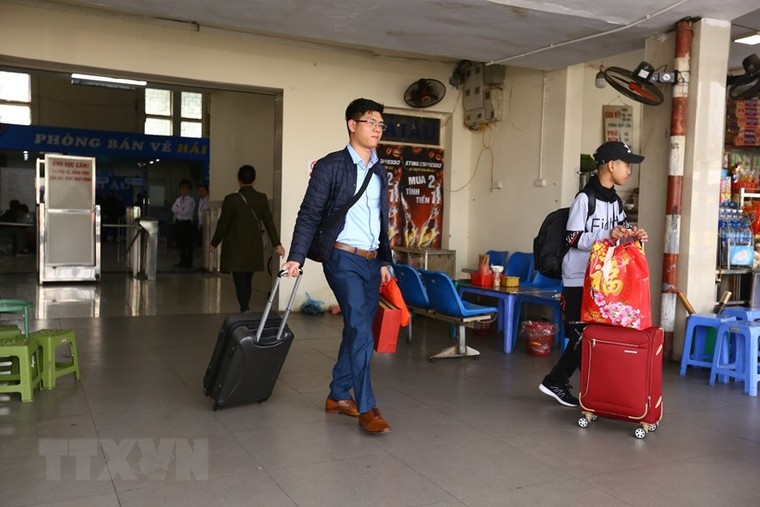 Hàng ngàn người dân bắt đầu rời Hà Nội về quê ăn tết ảnh 14