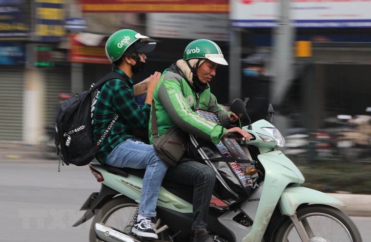 Hàng ngàn người dân bắt đầu rời Hà Nội về quê ăn tết ảnh 4