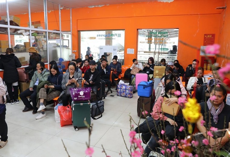 Hàng ngàn người dân bắt đầu rời Hà Nội về quê ăn tết ảnh 5