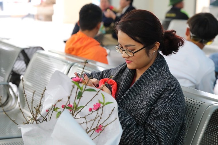 Hàng ngàn người dân bắt đầu rời Hà Nội về quê ăn tết ảnh 6