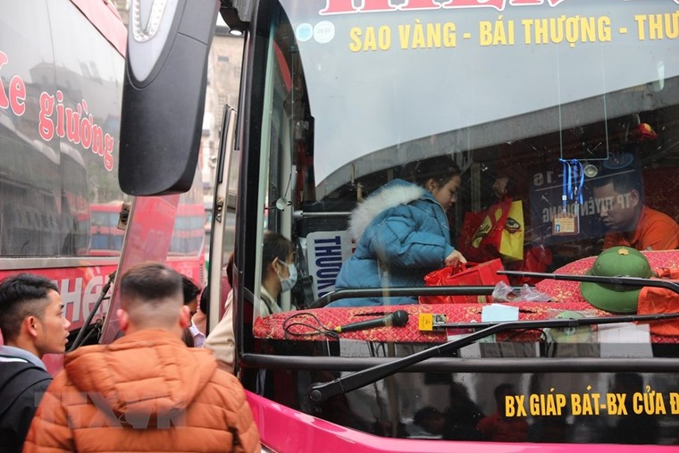 Hàng ngàn người dân bắt đầu rời Hà Nội về quê ăn tết ảnh 9