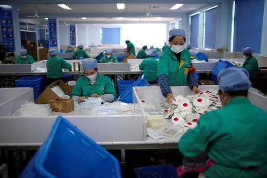 Các nhà máy sản xuất khẩu trang làm việc hết công suất vì dịch corona ảnh 1