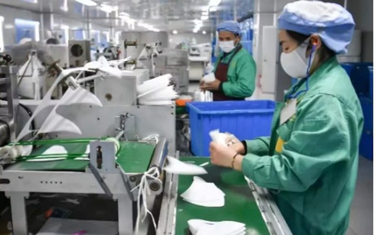 Các nhà máy sản xuất khẩu trang làm việc hết công suất vì dịch corona ảnh 2