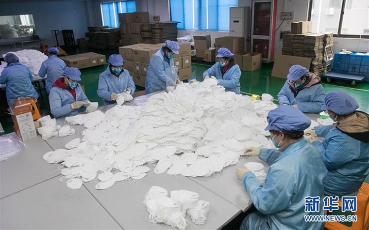 Các nhà máy sản xuất khẩu trang làm việc hết công suất vì dịch corona ảnh 4