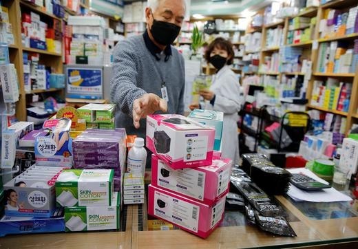 Các nhà máy sản xuất khẩu trang làm việc hết công suất vì dịch corona ảnh 5