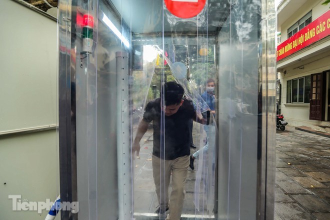 Buồng khử khuẩn toàn thân di động xuất hiện tại Hà Nội ảnh 2