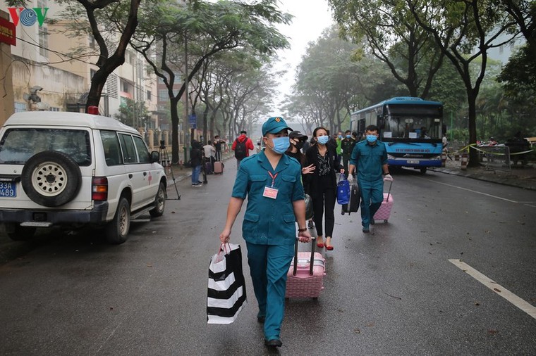 Hà Nội: Hàng trăm người dân hoàn thành thời gian cách ly phòng dịch COVID-19 ảnh 1