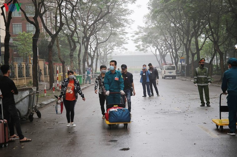 Hà Nội: Hàng trăm người dân hoàn thành thời gian cách ly phòng dịch COVID-19 ảnh 2