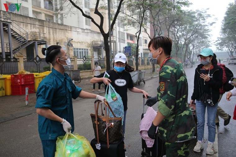 Hà Nội: Hàng trăm người dân hoàn thành thời gian cách ly phòng dịch COVID-19 ảnh 4