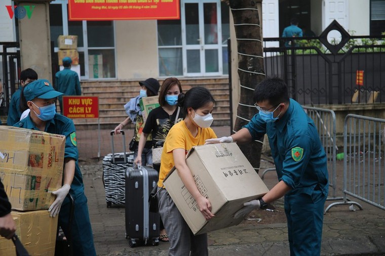 Hà Nội: Hàng trăm người dân hoàn thành thời gian cách ly phòng dịch COVID-19 ảnh 8