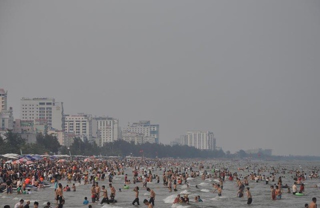 Bãi biển Sầm Sơn ken đặc người, quy định phòng chống dịch 'phá sản' ảnh 3