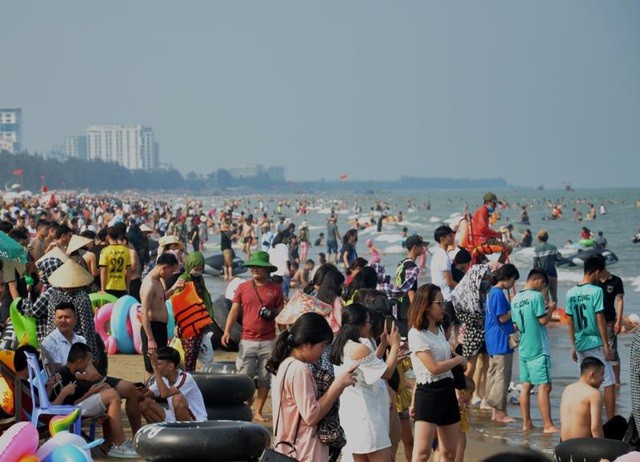 Bãi biển Sầm Sơn ken đặc người, quy định phòng chống dịch 'phá sản' ảnh 1