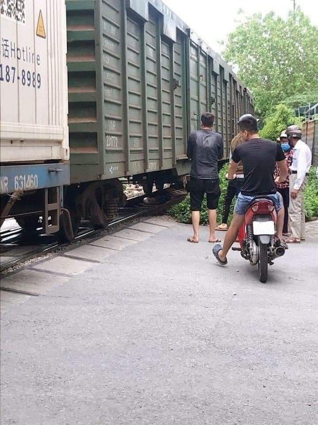 Vừa mới sinh con, một phụ nữ ở Phú Xuyên lao đầu vào tàu hỏa tự tử ảnh 1