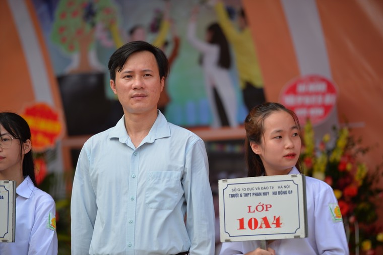 Khai giảng nhanh gọn giữa mùa COVID-19 ở ngôi trường THPT chất lượng cao tại Hà Nội ảnh 7