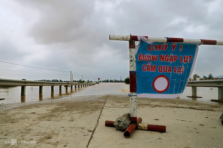 Quốc lộ 1A, đường sắt qua Thừa Thiên Huế ngập sâu ảnh 1