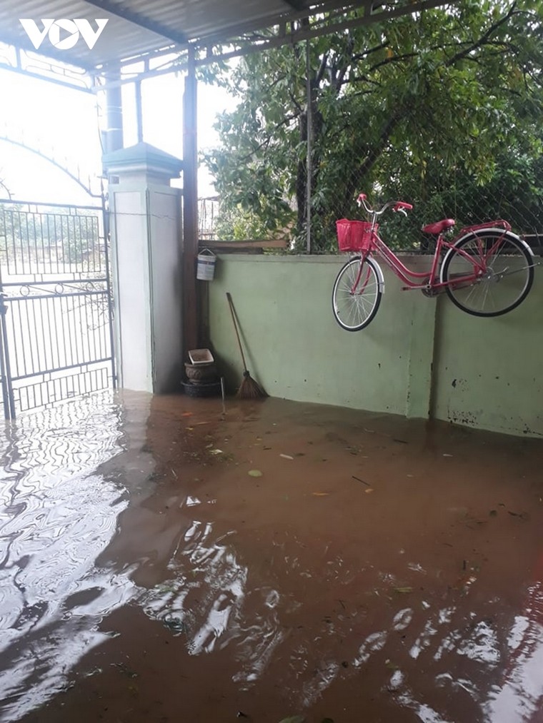 Quảng Bình, Quảng Trị căng mình chống lũ: Gần chục nghìn nhà dân bị ngập nặng ảnh 1