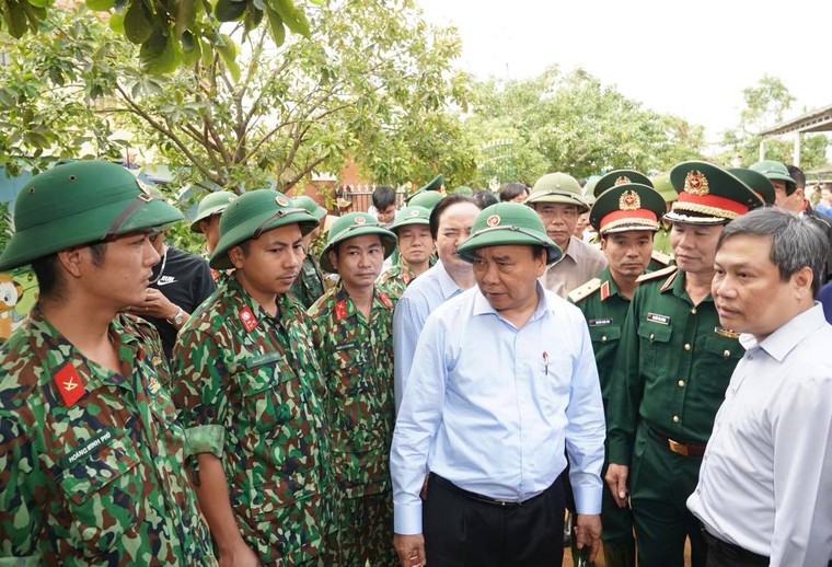 Thủ tướng thăm hỏi, động viên bà con vùng lũ ảnh 10