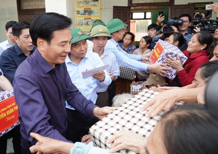 Thủ tướng thăm hỏi, động viên bà con vùng lũ ảnh 5