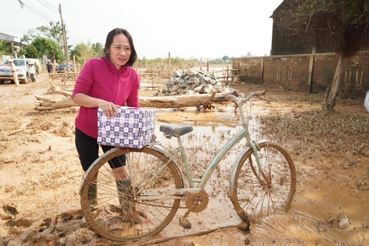 Thủ tướng thăm hỏi, động viên bà con vùng lũ ảnh 7