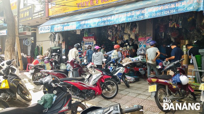 Người dân khẩn trương phòng chống bão, nhiều cửa hàng vật tư điện, nước đắt khách ảnh 1