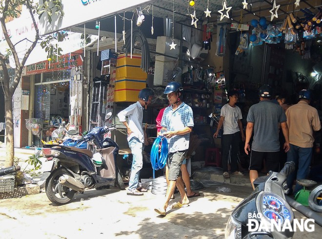 Người dân khẩn trương phòng chống bão, nhiều cửa hàng vật tư điện, nước đắt khách ảnh 2
