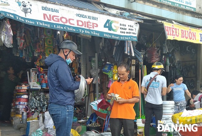 Người dân khẩn trương phòng chống bão, nhiều cửa hàng vật tư điện, nước đắt khách ảnh 3