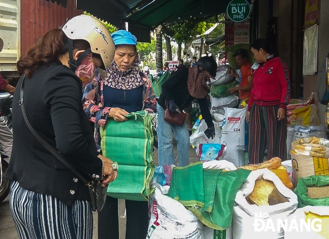 Người dân khẩn trương phòng chống bão, nhiều cửa hàng vật tư điện, nước đắt khách ảnh 6