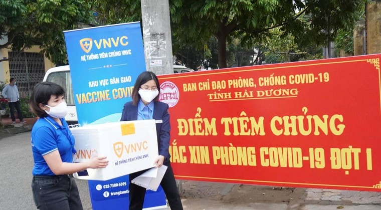 Toàn cảnh: Những mũi đầu tiên trong chiến dịch tiêm chủng lớn nhất lịch sử ảnh 8