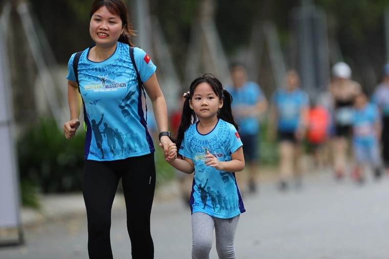 Những chân chạy nhí ở Ecopark Marathon 2021 ảnh 6